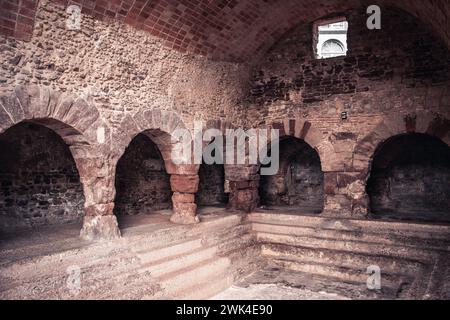 Säulen des alten befestigten Wehrturms Foto. Historisches Zentrum der alten mittelalterlichen Stadt, Katalonien. Romanische Architektur in Caldes de Montbui. Hg Stockfoto