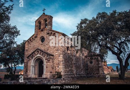 Katholische Kirche in Katalonien. Rotes Backsteingebäude, umgeben von grünen Bäumen. Typisches Landhaus oder Bauernhaus in Spanien. H Stockfoto