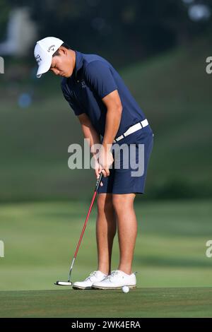 SERDANG - 18. Februar: Denwit Boriboonsub aus Thailand spielt am 18. Februar 2024 im Mines Resort & Golf Club, Serdang, Selangor, Malaysia, das 1. Loch in der Finalrunde 0f IRS Prima Malaysia Open 2024. (Foto von Ali Mufti) Credit: Ali Mufti/Alamy Live News Stockfoto