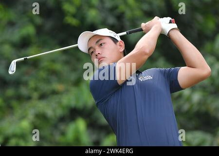 SERDANG – 18. Februar: Denwit Boriboonsub aus Thailand schoss sein Abschlag in der 2. T-Box während der Finalrunde 0f IRS Prima Malaysia Open 2024 im Mines Resort & Golf Club, Serdang, Selangor, Malaysia am 18. Februar 2024. (Foto von Ali Mufti) Credit: Ali Mufti/Alamy Live News Stockfoto