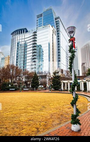 Charlotte, NC, USA - 12-27-2023: Blick auf moderne Hochhäuser im Stadtzentrum von Charlotte vom Romare Bearden Park Stockfoto