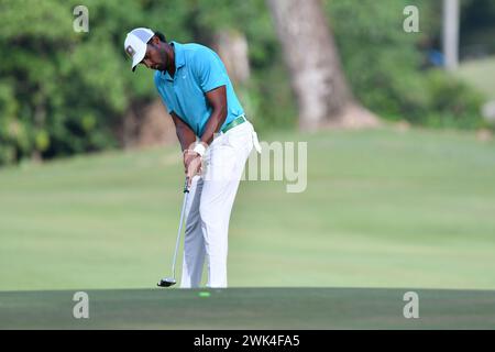 SERDANG - 18. Februar: Khavis Varadan aus Malaysia hat am 18. Februar 2024 in der Finalrunde 0f IRS Prima Malaysia Open 2024 im Mines Resort & Golf Club in Serdang, Selangor, Malaysia einen Putt im 1. Loch gemacht. (Foto von Ali Mufti) Credit: Ali Mufti/Alamy Live News Stockfoto