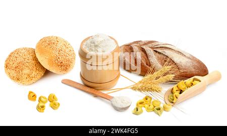 Brot, Brötchen, Ravioli und Weizenmehl isoliert auf weißem Hintergrund. Collage. Breites Foto. Stockfoto