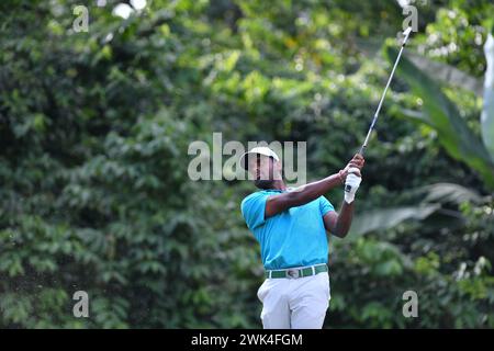 SERDANG - 18. Februar: Khavis Varadan aus Malaysia schoss sein Abschlag in der zweiten Abschlagbox während der letzten Runde 0f IRS Prima Malaysia Open 2024 im Mines Resort & Golf Club, Serdang, Selangor, Malaysia am 18. Februar 2024. (Foto von Ali Mufti) Credit: Ali Mufti/Alamy Live News Stockfoto