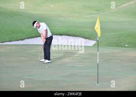 SERDANG - 18. Februar: Atiruj Winaicharoenchai aus Thailand hat am 18. Februar 2024 im Mines Resort & Golf Club, Serdang, Selangor, Malaysia, einen Putt in der ersten Runde der IRS Prima Malaysia Open 2024 gemacht. (Foto von Ali Mufti) Credit: Ali Mufti/Alamy Live News Stockfoto