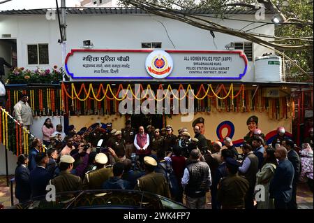 NEW DELHI, INDIEN - 18. FEBRUAR: Der Gouverneur von Delhi VK Saxena weiht am 18. Februar 2024 in New Delhi, Indien, „All Women Police Posts“ in Shraddhanand Marg unter der Polizeistation Kamla Market ein. VK Saxena sagte, er habe die Polizei von Delhi gebeten, AWPPs zu gründen, nachdem ihr Frauenteam als das beste Marschkontingent bei der diesjährigen Parade zum Republiktag ausgezeichnet worden sei. Die AWPP zielen darauf ab, Frauen, die Opfer ihrer Probleme melden und eine Lösung suchen, ein sicheres und komfortables Umfeld zu bieten. (Foto: Vipin Kumar/Hindustan Times/SIPA USA ) Stockfoto