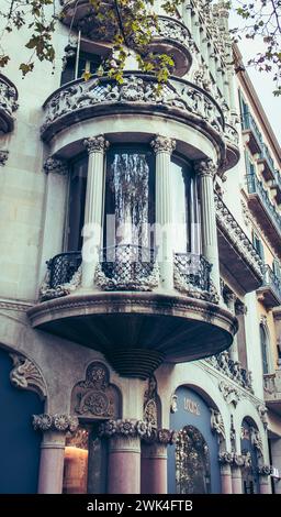 Historisches Apartmentgebäude mit Balkon, Katalonien. Straße bei Sonnenuntergang im wunderschönen Barcelona. Hochwertige Bilder für Tapeten, artikel Stockfoto