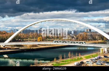 Straßenbahnverbindung zwischen Frankreich und Deutschland auf der Citadelle Bridge über Bassin Vauban in Straßburg, Frankreich Stockfoto