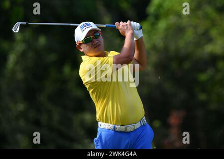 SERDANG - 18. Februar: Angelo Que aus den Philippinen schoss sein Abschlag in der zweiten Abschlagbox während der letzten Runde 0f IRS Prima Malaysia Open 2024 im Mines Resort & Golf Club, Serdang, Selangor, Malaysia am 18. Februar 2024. (Foto von Ali Mufti) Credit: Ali Mufti/Alamy Live News Stockfoto