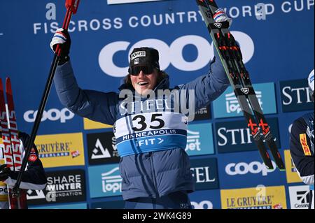 Minneapolis, Minnesota, USA, 18. Februar 2024: Der Amerikaner Gus Schumacher reagiert, nachdem er im Theodore Wirth Regional Park in Minneapolis, Minnesota, USA, die 10-K-Freistil der Männer geweckt hat. Autor: John Lazenby/Alamy Live News Stockfoto