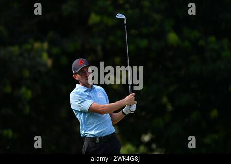 SERDANG - 18. Februar: David Puig aus Spanien macht am 18. Februar 2024 den zweiten Abschlag in der Finalrunde 0f IRS Prima Malaysia Open 2024 im Mines Resort & Golf Club, Serdang, Selangor, Malaysia. (Foto von Ali Mufti) Credit: Ali Mufti/Alamy Live News Stockfoto