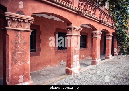 Säulen des alten befestigten Wehrturms von Can Modolell. Historisches Zentrum der alten mittelalterlichen Stadt Viladecans, Katalonien, Spanien. Straßenszene. Hohe Qualität Stockfoto