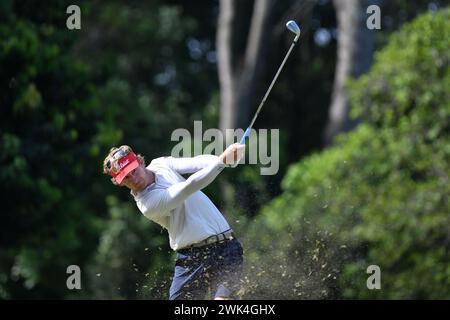 SERDANG - 18. Februar: Jared du Toit aus Kanada schoss sein Abschlag beim 2. Loch in der Finalrunde 0f IRS Prima Malaysia Open 2024 im Mines Resort & Golf Club, Serdang, Selangor, Malaysia am 18. Februar 2024. (Foto von Ali Mufti) Credit: Ali Mufti/Alamy Live News Stockfoto