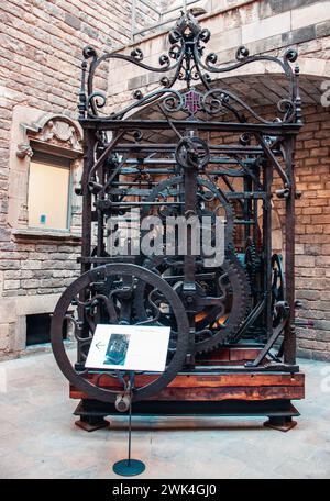 Blick auf den Mechanismus der Turmuhr im Museum. Uhrwerkmechanik des Kirchturmfotos. Barcelona, Straßenszene. Hochwertige Bilder für Stockfoto