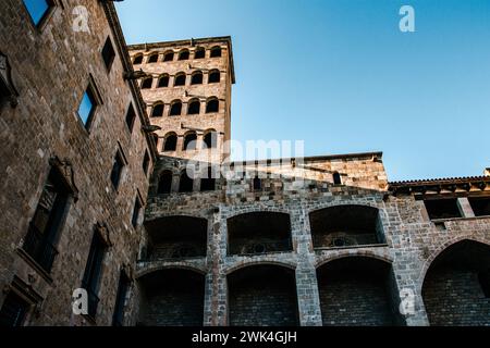 Historische Architektur in Barcelona Stadtbild Foto. Wunderschöne Stadtlandschaften. Torre Mirador und Palau del Lloctinent. Placa del Rei in Ba Stockfoto