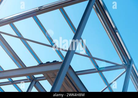 Geschäftsgebäude mit Stahlrahmen im Bau Stockfoto