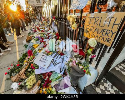 London, Großbritannien. Februar 2024. In London hinterlässt die Trauernde weiterhin vor der russischen Botschaft Blumenmönche für Nawalny - Alexej Nawalny starb im Alter von 47 Jahren plötzlich am Freitag im Straflager, in dem er im Norden Russlands festgehalten wurde. Die Menschen verurteilen den russischen Präsidenten Putin für einen von ihnen als staatlich sanktionierten Mord Credit: Guy Bell/Alamy Live News Stockfoto