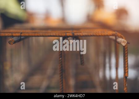 Käfig aus Bewehrungsstahl auf der Baustelle mit Stahlbefestigungen montiert und für die Nahaufnahme bereit Stockfoto