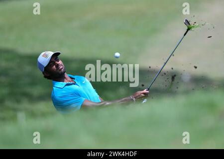 SERDANG - 18. Februar: Khavis Varadan aus Malaysia stürzt sich am 18. Februar 2024 in der Finalrunde 0f IRS Prima Malaysia Open 2024 im Mines Resort & Golf Club, Serdang, Selangor, Malaysia. (Foto von Ali Mufti) Credit: Ali Mufti/Alamy Live News Stockfoto