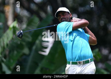 SERDANG - 18. Februar: Khavis Varadan aus Malaysia schoss sein Abschlag auf dem 18. Green während der Finalrunde 0f IRS Prima Malaysia Open 2024 im Mines Resort & Golf Club, Serdang, Selangor, Malaysia am 18. Februar 2024. (Foto von Ali Mufti) Credit: Ali Mufti/Alamy Live News Stockfoto