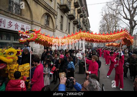 Turin, Italien - 18. Februar 2024: Drachentanz während der chinesischen Neujahrsparade in den Straßen des Stadtzentrums Stockfoto