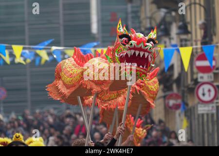 Turin, Italien - 18. Februar 2024: Drachentanz während der chinesischen Neujahrsparade in den Straßen des Stadtzentrums Stockfoto