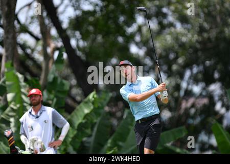 SERDANG - 18. Februar: David Puig aus Spanien, dargestellt am 18. Abschlag in der Finalrunde 0f IRS Prima Malaysia Open 2024 im Mines Resort & Golf Club, Serdang, Selangor, Malaysia am 18. Februar 2024. (Foto von Ali Mufti) Credit: Ali Mufti/Alamy Live News Stockfoto