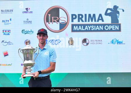 SERDANG – 18. Februar: David Puig aus Spanien posiert mit der Trophäe während der Preisverleihung 0f IRS Prima Malaysia Open 2024 im Mines Resort & Golf Club, Serdang, Selangor, Malaysia am 18. Februar 2024. (Foto von Ali Mufti) Credit: Ali Mufti/Alamy Live News Stockfoto