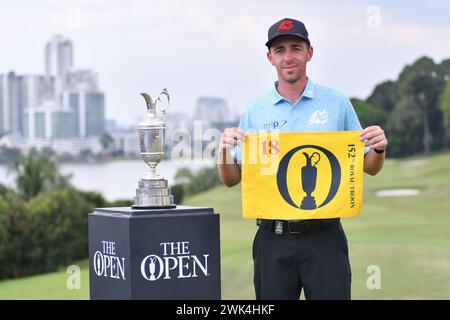 SERDANG - 18. Februar: David Puig aus Spanien zeigt die Open Flag in der Finalrunde 0f IRS Prima Malaysia Open 2024 im Mines Resort & Golf Club, Serdang, Selangor, Malaysia am 18. Februar 2024. (Foto von Ali Mufti) Credit: Ali Mufti/Alamy Live News Stockfoto