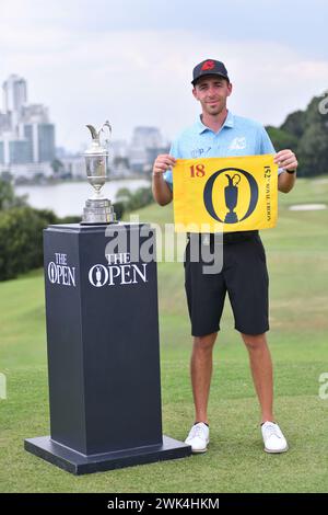 SERDANG – 18. Februar: David Puig aus Spanien posiert mit der Open Flag in der letzten Runde 0f IRS Prima Malaysia Open 2024 im Mines Resort & Golf Club, Serdang, Selangor, Malaysia am 18. Februar 2024. (Foto von Ali Mufti) Credit: Ali Mufti/Alamy Live News Stockfoto