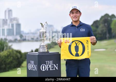 SERDANG – 18. Februar: Denwit Boriboonsub aus Thailand posiert mit der Open Flag in der letzten Runde 0f IRS Prima Malaysia Open 2024 im Mines Resort & Golf Club, Serdang, Selangor, Malaysia am 18. Februar 2024. (Foto von Ali Mufti) Credit: Ali Mufti/Alamy Live News Stockfoto