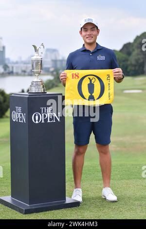 SERDANG – 18. Februar: Denwit Boriboonsub aus Thailand posiert mit der Open Flag in der letzten Runde 0f IRS Prima Malaysia Open 2024 im Mines Resort & Golf Club, Serdang, Selangor, Malaysia am 18. Februar 2024. (Foto von Ali Mufti) Credit: Ali Mufti/Alamy Live News Stockfoto