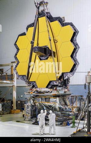 James Webb Telescope. Foto des hochauflösenden Weltraumteleskops James Webb Space Telescope (JWST). Hauptspiegelbaugruppe von vorn mit angebrachten Hauptspiegeln, November 2016. Foto mit freundlicher Genehmigung der NASA Stockfoto