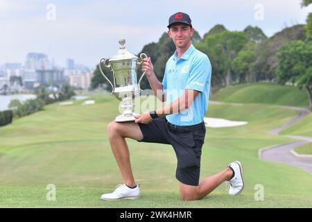 SERDANG – 18. Februar: David Puig aus Spanien posiert mit der Trophäe nach dem 0f IRS Prima Malaysia Open 2024 im Mines Resort & Golf Club, Serdang, Selangor, Malaysia am 18. Februar 2024. (Foto von Ali Mufti) Credit: Ali Mufti/Alamy Live News Stockfoto