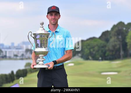 SERDANG – 18. Februar: David Puig aus Spanien posiert mit der Trophäe nach dem 0f IRS Prima Malaysia Open 2024 im Mines Resort & Golf Club, Serdang, Selangor, Malaysia am 18. Februar 2024. (Foto von Ali Mufti) Credit: Ali Mufti/Alamy Live News Stockfoto