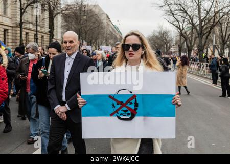 Berlin, Deutschland. Februar 2024. Ein Demonstrant hält ein Porträt von Alexej Nawalny während einer Massendemonstration rund um die russische Botschaft in Berlin nach dem Tod des russischen Oppositionsführers Alexej Nawalny. Quelle: SOPA Images Limited/Alamy Live News Stockfoto