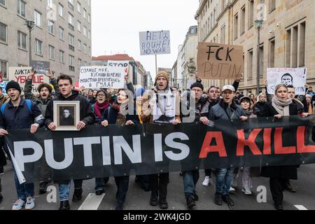 Berlin, Deutschland. Februar 2024. Demonstranten marschieren mit einem Banner und Plakaten, die ihre Meinung während einer Massendemonstration um die russische Botschaft in Berlin nach dem Tod des russischen Oppositionsführers Alexej Nawalny zum Ausdruck bringen. Quelle: SOPA Images Limited/Alamy Live News Stockfoto