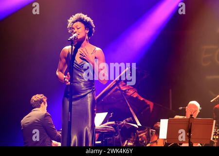 Célia Kameni. Die französische Sängerin, Komponistin und Jazzdarstellerin Célia Kameni mit der Gruppe The Amazing Keystone Big Band in der Eclats d’Email Jazz Edition Stockfoto