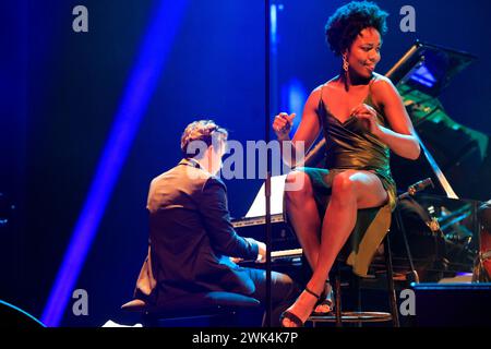 Célia Kameni. Die französische Sängerin, Komponistin und Jazzdarstellerin Célia Kameni mit der Gruppe The Amazing Keystone Big Band in der Eclats d’Email Jazz Edition Stockfoto