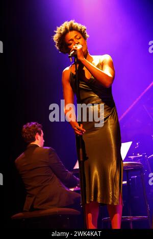 Célia Kameni. Die französische Sängerin, Komponistin und Jazzdarstellerin Célia Kameni mit der Gruppe The Amazing Keystone Big Band in der Eclats d’Email Jazz Edition Stockfoto