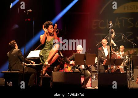 Célia Kameni. Die französische Sängerin, Komponistin und Jazzdarstellerin Célia Kameni mit der Gruppe The Amazing Keystone Big Band in der Eclats d’Email Jazz Edition Stockfoto