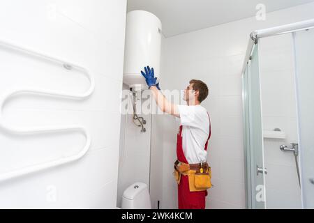 Professioneller Ingenieur, der zu Hause eine Kesselinspektion durchführt Stockfoto