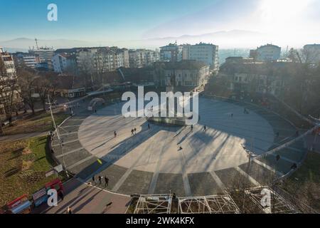 Kraljevo, Serbien - 19. Dezember 2023: Hauptplatz der Stadt mit dem berühmten Denkmal „Milutin“ für die serbischen Krieger, die in den Kriegen von 1912 für die Freiheit starben Stockfoto