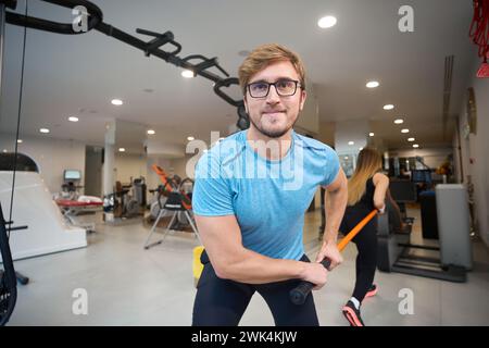 Weibliche und männliche machen sich mit speziellen Sticks warm Stockfoto