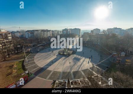 Kraljevo, Serbien - 19. Dezember 2023: Hauptplatz der Stadt mit dem berühmten Denkmal „Milutin“ für die serbischen Krieger, die in den Kriegen von 1912 für die Freiheit starben Stockfoto