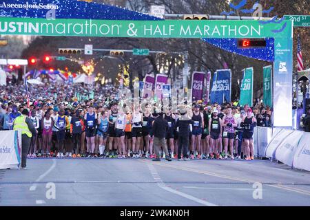 Austin, Texas, USA. 18. Februar 2024: Elite-Läufer stehen für den Start des Austin Marathons an. Austin, Texas. Mario Cantu/CSM. Quelle: Cal Sport Media/Alamy Live News Stockfoto