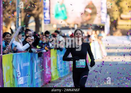 Austin, Texas, USA. 18. Februar 2024: Sarah Jackson (10077) belegt den ersten Platz 1:18:14 womenÕs beim Austin Halbmarathon. Austin, Texas. Mario Cantu/CSM. Quelle: Cal Sport Media/Alamy Live News Stockfoto