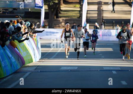 Austin, Texas, USA. 18. Februar 2024: Ben Duong (10019) lief mit einem Basketball bis zum Ziel 1:21:39 menÕs beim Austin Halbmarathon. Austin, Texas. Mario Cantu/CSM. Quelle: Cal Sport Media/Alamy Live News Stockfoto