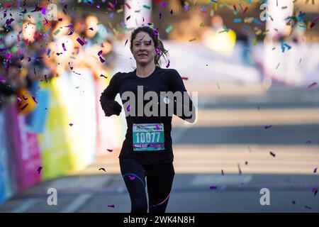 Austin, Texas, USA. 18. Februar 2024: Sarah Jackson (10077) belegt den ersten Platz 1:18:14 womenÃs beim Austin Halbmarathon. Austin, Texas. Mario Cantu/CSM.(Credit Image: © Mario Cantu/Cal Sport Media) Credit: CAL Sport Media/Alamy Live News Stockfoto