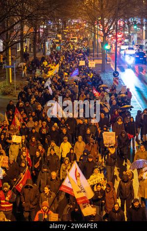 Demonstration mit bis zu 10,000 Teilnehmern, gegen Rechtsextremismus und die AFD in der Innenstadt von Essen, NRW, Deutschland, Anti-AFD Demo *** Demonstration mit bis zu 10.000 Teilnehmern, gegen Rechtsextremismus und die AFD in der Innenstadt von Essen, NRW, Deutschland, Anti-AFD Demo Stockfoto